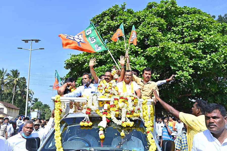 ವಿಧಾನಪರಿಷತ್ ಚುನಾವಣೆಯಲ್ಲಿ ಜಯಿಸಿದ ಬಿ.ಜೆ.ಪಿ ಅಭ್ಯರ್ಥಿ ಗಣಪತಿ ಉಳ್ವೇಕರ್ ಅವರನ್ನು ಕಾರವಾರದಲ್ಲಿ ಮಂಗಳವಾರ ಪಕ್ಷದಿಂದ ಮೆರವಣಿಗೆ ಮಾಡಲಾಯಿತು