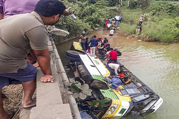 ಆಂಧ್ರಪ್ರದೇಶ ರಾಜ್ಯ ರಸ್ತೆ ಸಾರಿಗೆ ಸಂಸ್ಥೆಯ ಬಸ್ ನದಿಗೆ ಬಿದ್ದ ಪರಿಣಾಮ ಚಾಲಕ ಸೇರಿದಂತೆ ಒಂಬತ್ತು ಜನರು ಸಾವನ್ನಪ್ಪಿದ್ದಾರೆ