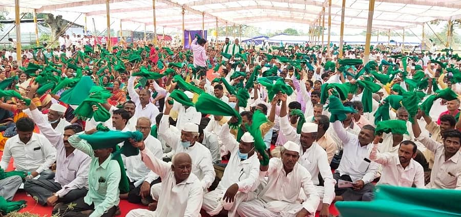 ಬೆಳೆ ಹಾನಿ: ಸಮರ್ಪಕ ಪರಿಹಾರಕ್ಕೆ ಆಗ್ರಹಿಸಿ ರೈತ ಸಂಘ, ಹಸಿರು ಸೇನೆ ಸದಸ್ಯರಿಂದ ಪ್ರತಿಭಟನೆ