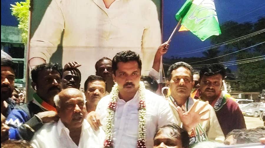 ಕೊರಟಗೆರೆಯಲ್ಲಿ ಕಾಂಗ್ರೆಸ್ ಕಾರ್ಯಕರ್ತರು ವಿಧಾನಪರಿಷತ್ ಚುನಾವಣೆಯಲ್ಲಿ ಆರ್. ರಾಜೇಂದ್ರ ಗೆಲುವಿನ ಸಂಭ್ರಮಾಚರಣೆ ಆಚರಿಸಿದರು.