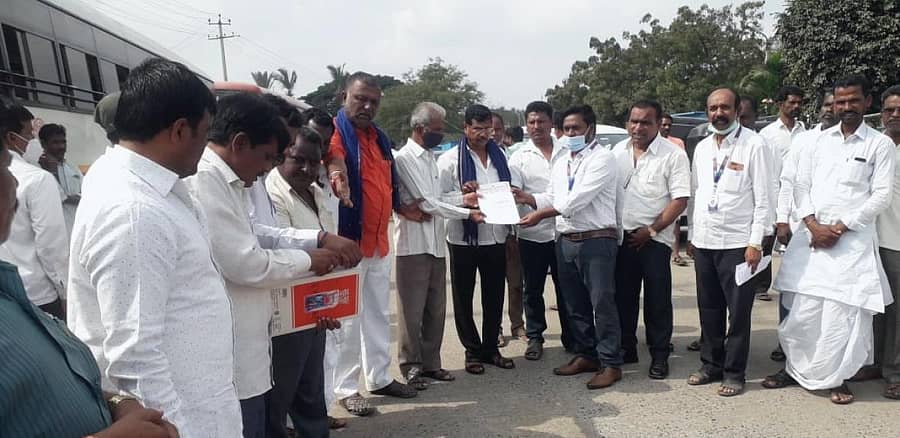 ಸುರಪುರದ ರಂಗಂಪೇಟೆಯ ಎಸ್ಬಿಐ ಬ್ಯಾಂಕ್ ಎದುರು ಗ್ರಾಹಕರು ಮಂಗಳವಾರ ಪ್ರತಿಭಟನೆ ನಡೆಸಿ ವ್ಯವಸ್ಥಾಪಕರಿಗೆ ಮನವಿ ಸಲ್ಲಿಸಿದರು