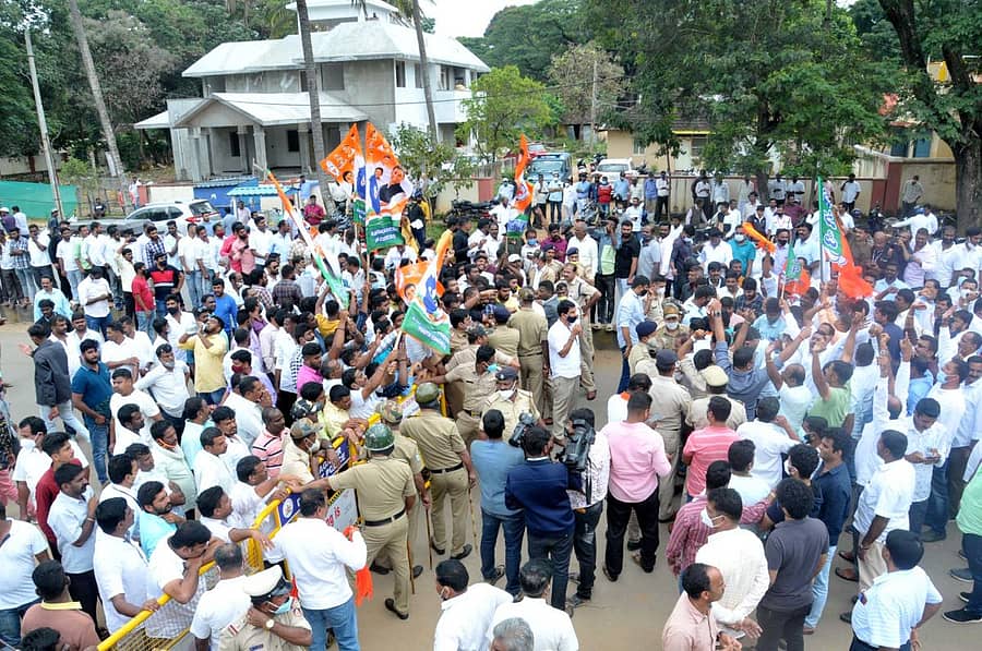 ಚಿಕ್ಕಮಗಳೂರಿನ ಬೇಲೂರು ರಸ್ತೆಯಲ್ಲಿ ಕಾಂಗ್ರೆಸ್ ಮುಖಂಡರು, ಕಾರ್ಯಕರ್ತರು ಪ್ರತಿಭಟನೆ ನಡೆಸಿದರು.