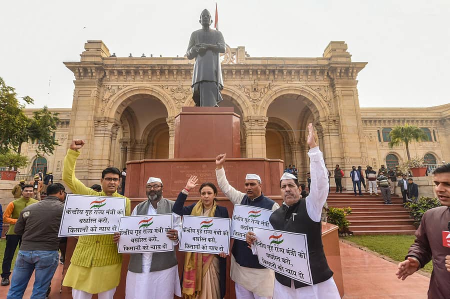 ಉತ್ತರ ಪ್ರದೇಶ ವಿಧಾನಸಭಾ ಸಂಕೀರ್ಣದ ಹೊರಗಡೆ ಕಾಂಗ್ರೆಸ್ ಸದಸ್ಯರು ಬುಧವಾರ ಪ್ರತಿಭಟನೆ ನಡೆಸಿದರು –ಪಿಟಿಐ ಚಿತ್ರ