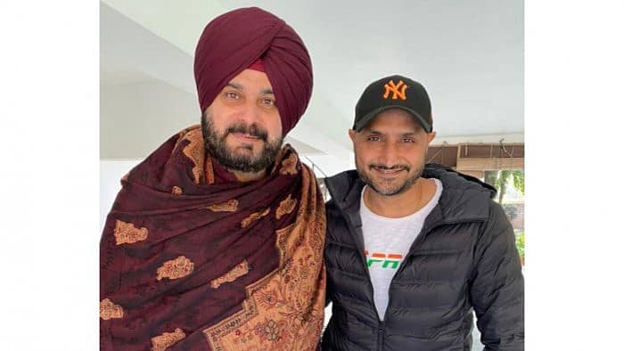 ಹರಭಜನ್ ಸಿಂಗ್ ಜತೆ ಸೆಲ್ಫಿ ಕ್ಲಿಕ್ಕಿಸಿದ ನವಜೋತ್ ಸಿಂಗ್ ಸಿಧು