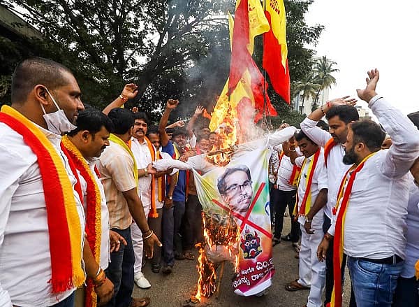 ಕನ್ನಡ ಧ್ವಜಕ್ಕೆ ಬೆಂಕಿ ಇಟ್ಟಿರುವ ಮಹಾರಾಷ್ಟ್ರದ ಎಂ.ಇ.ಎಸ್ ಮತ್ತು ಶಿವಸೇನೆ ಕಾರ್ಯಕರ್ತರ ವಿರುದ್ಧ ನಗರದ ಮೌರ್ಯ ವೃತ್ತದಲ್ಲಿ ಬುಧವಾರ ಕರ್ನಾಟಕ ರಕ್ಷಣಾ ವೇದಿಕೆ ಯುವ ಘಟಕದ ಅಧ್ಯಕ್ಷ ಟಿ.ಎ.ಧರ್ಮರಾಜ್ ಗೌಡ ಮತ್ತು ಸದಸ್ಯರು ಶಿವಸೇನೆ ಮುಖ್ಯಸ್ಥ ಉದ್ಧವ್ ಬಾಳ್ ಠಾಕ್ರೆಯ ಭೂತ ದಹನ ಮಾಡುವ ಮುಖಾಂತರ ಪ್ರತಿಭಟನೆ ಮಾಡಿದರು -ಪ್ರಜಾವಾಣಿ ಚಿತ್ರ