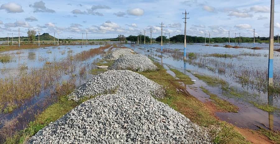 ಹೊನ್ನೂರು ಕೆರೆಯ ಹಿನ್ನೀರಿನಲ್ಲಿ ಮುಳುಗಿರುವ ನಿವೇಶನಗಳು
