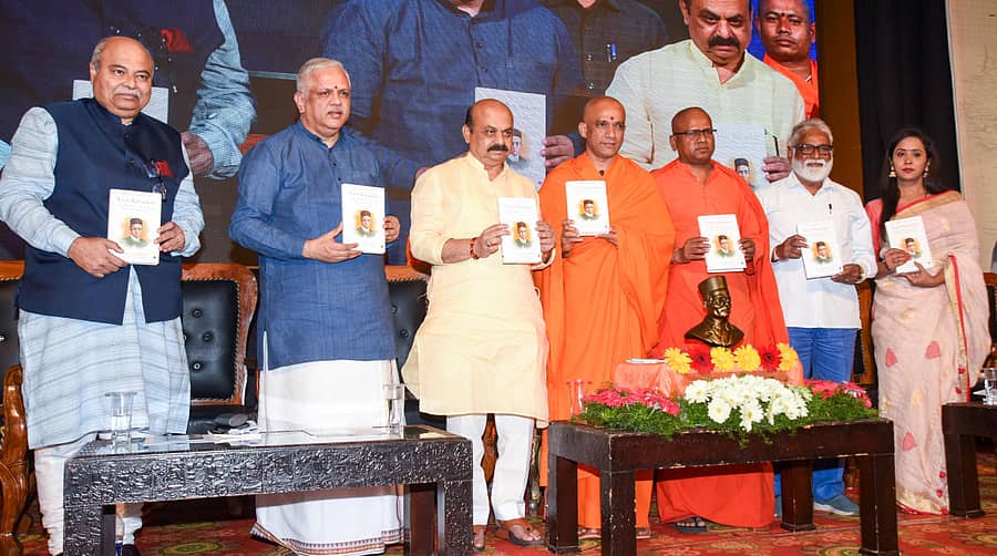 ನಗರದ ಪುರಭವನದಲ್ಲಿ ಶನಿವಾರ ‘ನಿಲುಮೆ’ ಸಂಸ್ಥೆ ಆಯೋಜಿಸಿದ್ದ ಕಾರ್ಯಕ್ರಮದಲ್ಲಿ ಮುಖ್ಯಮಂತ್ರಿ ಬಸವರಾಜ ಬೊಮ್ಮಾಯಿ, 'ವೀರ ಸಾವರ್ಕರ್' ಇಂಗ್ಲಿಷ್‌ ಪುಸ್ತಕವನ್ನು ಬಿಡುಗಡೆ ಮಾಡಿದರು. (ಎಡದಿಂದ) ಪುಸ್ತಕದ ಲೇಖಕ ಉದಯ್ ಮಹೂರ್ಕರ್, ಬಿಜೆಪಿ ರಾಷ್ಟ್ರೀಯ ಸಂಘಟನೆ ಪ್ರಧಾನ ಕಾರ್ಯದರ್ಶಿ ಬಿ.ಎಲ್‌.ಸಂತೋಷ್, ಆದಿಚುಂಚನಗಿರಿ ಮಹಾಸಂಸ್ಥಾನ ಮಠದ ಪೀಠಾಧ್ಯಕ್ಷ ನಿರ್ಮಲಾನಂದನಾಥ ಸ್ವಾಮೀಜಿ, ಮಾದಾರ ಚನ್ನಯ್ಯ ಗುರುಪೀಠದ ಮಾದಾರ ಚನ್ನಯ್ಯ ಸ್ವಾಮೀಜಿ, ಶಾಸಕ ಎನ್.ಮಹೇಶ್ ಮತ್ತು ಪತ್ರಕರ್ತೆ ಲಕ್ಷ್ಮಿ ರಾಜಕುಮಾರ್ ಇದ್ದಾರೆ -ಪ್ರಜಾವಾಣಿ ಚಿತ್ರ