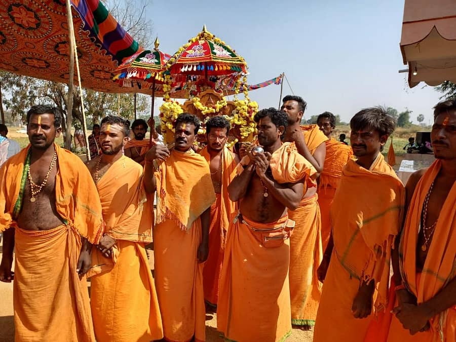 ಶಕ್ತಿನಗರ ಬಳಿಯ ಮಾಮಡದೊಡ್ಡಿ ಗ್ರಾಮದಲ್ಲಿ ಭಾನುವಾರ ಗುರುದತ್ತಾತ್ರೇಯ ಜಯಂತಿ ಜಾತ್ರಾ ಮಹೋತ್ಸವದ ಪಲ್ಲಕ್ಕಿ ಸೇವೆ ನಡೆಯಿತು