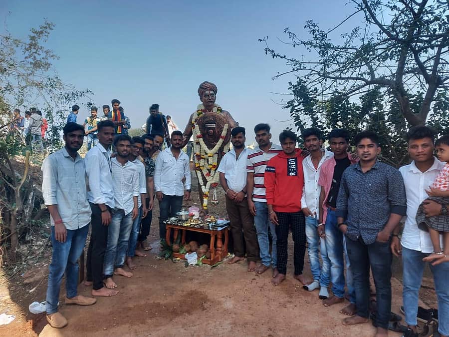 ಬೆಳಗಾವಿಯ ಕ್ರಾಂತಿವೀರ ಸಂಗೊಳ್ಳಿ ರಾಯಣ್ಣ ಯುವಕ ಸಂಘ ಹಾಗೂ ರಾಯಣ್ಣ ಸೇನೆ ಕಾರ್ಯಕರ್ತರು ಅನಗೋಳದ ಕನಕದಾಸ ಕಾಲೊನಿಯಲ್ಲಿ ಭಾನುವಾರ ಮರಳಿ ಅದೇ ಜಾಗದಲ್ಲಿ ರಾಯಣ್ಣನ ಪ್ರತಿಮೆ ಪ್ರತಿಷ್ಠಾಪಿಸಿ ಪೂಜೆ ಸಲ್ಲಿಸಿದರು –ಪ್ರಜಾವಾಣಿ ಚಿತ್ರ