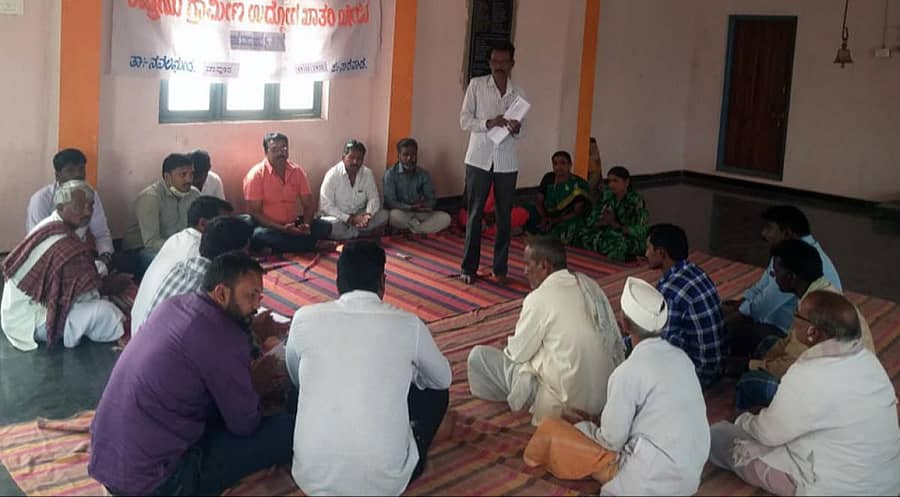 ನವಲಗುಂದ ತಾಲ್ಲೂಕಿನ ಜಾವೂರ ಗ್ರಾಮ ಪಂಚಾಯ್ತಿಯಲ್ಲಿ ಉದ್ಯೋಗ ಖಾತರಿ ಯೋಜನೆಯಡಿ ನಡೆದ ಕಾಮಗಾರಿಗಳ ಪರಿಶೀಲನಾ ಸಭೆಯಲ್ಲಿ ಗ್ರಾಮಸ್ಥರು ಪಾಲ್ಗೊಂಡಿದ್ದರು