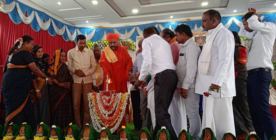 ನವಲಗುಂದದಲ್ಲಿ ನಡೆದ ಸಾಮೂಹಿಕ ಸತ್ಯನಾರಾಯಣ ಪೂಜೆ ಹಾಗೂ ಧಾರ್ಮಿಕ ಸಭೆಯನ್ನು ಪುರಸಭೆ ಅಧ್ಯಕ್ಷ ಮಂಜು ಜಾಧವ, ನರಗುಂದ ಪತ್ರಿವನ ಮಠದ ಸಿದ್ದವೀರ ಶಿವಾಚಾರ್ಯ ಸ್ವಾಮೀಜಿ ಉದ್ಘಾಟಿಸಿದರು