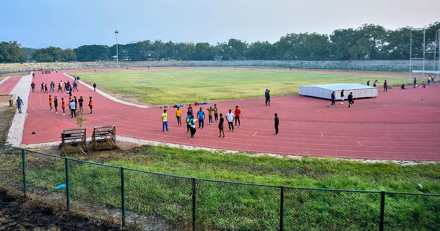 ಕಲಬುರಗಿಯ ಚಂದ್ರಶೇಖರ ಪಾಟೀಲ ಕ್ರೀಡಾಂಗಣದಲ್ಲಿ ಅಭ್ಯಾಸದಲ್ಲಿ ತೊಡಗಿರುವ ಕ್ರೀಡಾಪಟುಗಳು -ಪ್ರಜಾವಾಣಿ ಚಿತ್ರ/ತಾಜುದ್ದೀನ್ ಆಜಾದ್