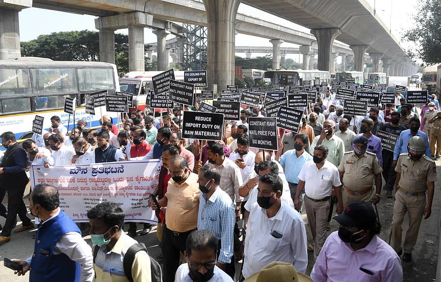 ವಿವಿಧ ಕೈಗಾರಿಕಾ ಸಂಘಗಳ ಸದಸ್ಯರು ಪೀಣ್ಯ ಕೈಗಾರಿಕಾ ಪ್ರದೇಶದಲ್ಲಿ ಸೋಮವಾರ ಪ್ರತಿಭಟನೆ ನಡೆಸಿದರು –ಪ್ರಜಾವಾಣಿ ಚಿತ್ರ