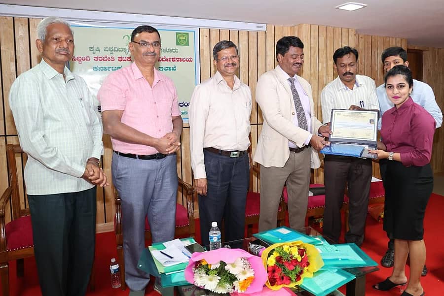 ಕೃಷಿ ಪರಿಕರಗಳ ಮಾರಾಟಗಾರರಾದ ಯಶಸ್ವಿನಿ ಅವರಿಗೆ ಕುಲಪತಿ ಎಸ್.ರಾಜೇಂದ್ರ ಪ್ರಸಾದ್ ‘ದೇಸಿ’ ಕೋರ್ಸ್ನ ಪ್ರಮಾಣಪತ್ರ ಪ್ರದಾನ ಮಾಡಿದರು. ಎನ್.ದೇವಕುಮಾರ್, ಸಿಬ್ಬಂದಿ ತರಬೇತಿ ಘಟಕದ ಸಂಯೋಜಕ ಕೆ.ಶಿವರಾಮು, ಸಹಾಯಕ ಕೃಷಿ ನಿರ್ದೇಶಕರಾದ ಕೆ.ಎಂ.ನಾಗರಾಜ್, ಪ್ರಮೋದ್ ಕುಮಾರ್ ಇದ್ದಾರೆ