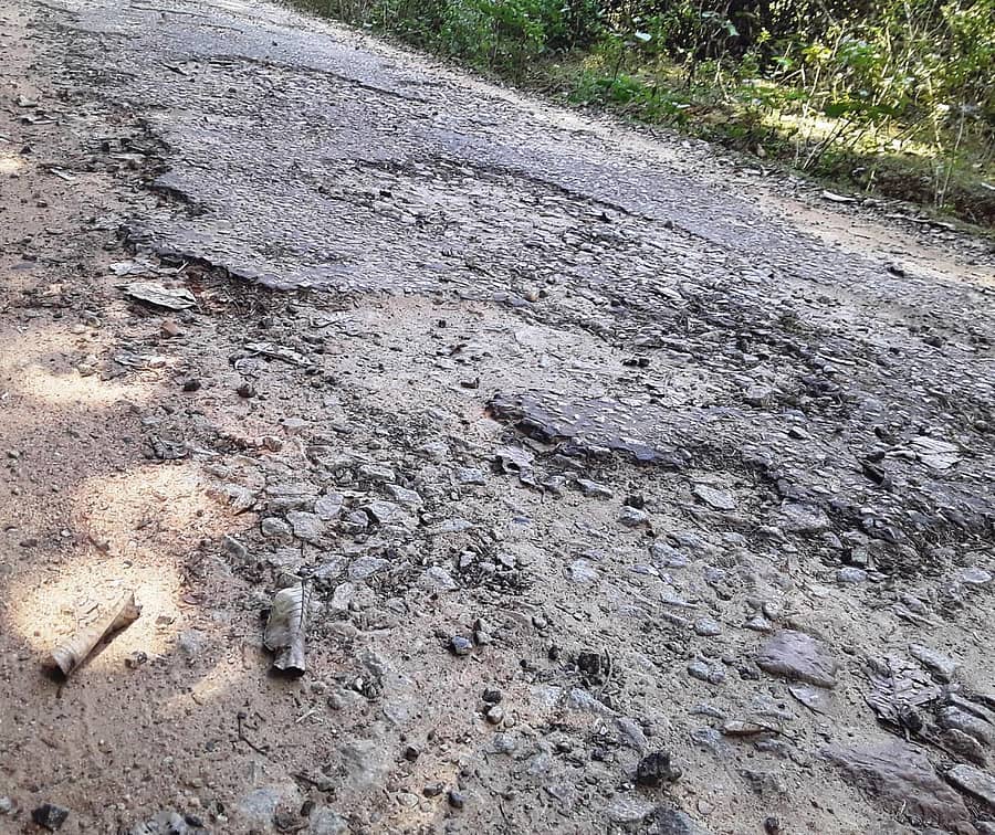 ಅಸಗೋಡು ಗ್ರಾಮ ಪಂಚಾಯಿತಿ ವ್ಯಾಪ್ತಿ ತಮ್ಮಡವಳ್ಳಿಗೆ ಸಂಪರ್ಕ ಕಲ್ಪಿಸುವ ರಸ್ತೆ ಹದಗೆಟ್ಟಿದೆ (ಎಡಚಿತ್ರ). ತಮ್ಮಡವಳ್ಳಿಯಲ್ಲಿ ಸಮರ್ಪಕ ಚರಂಡಿ ವ್ಯವಸ್ಥೆಯಿಲ್ಲ.