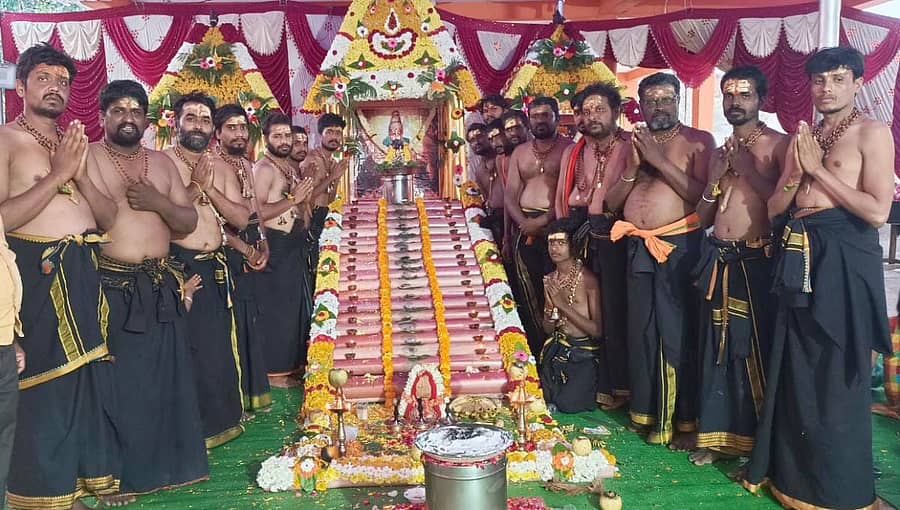 ಕಮಲಾಪುರ ತಾಲ್ಲೂಕಿನ ಚೇಂಗಟಾ ಗ್ರಾಮದ ಹಾದಿ ಬಸವೇಶ್ವರ ದೇವಾಲಯದಲ್ಲಿ ಸೋಮವಾರ ಅಯ್ಯಪ್ಪ ಸ್ವಾಮಿ ಮಾಲಾಧಾರಿಗಳು ಇರಮುಡಿ ಪೂಜೆ ಸಲ್ಲಿಸಿದರು