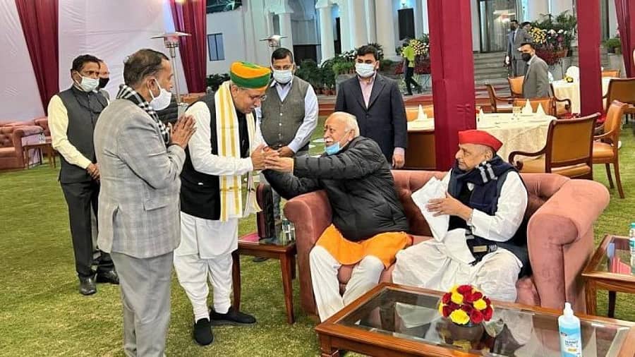 ದೆಹಲಿಯಲ್ಲಿ ಇತ್ತೀಚೆಗೆ ನಡೆದ ಉಪರಾಷ್ಟ್ರಪತಿ ಎಂ.ವೆಂಕಯ್ಯ ನಾಯ್ಡು ಅವರ ಮೊಮ್ಮಗಳ ವಿವಾಹದ ಆರತಕ್ಷತೆ ಕಾರ್ಯಕ್ರಮದಲ್ಲಿ ಆರ್ಎಸ್ಎಸ್ ಮುಖ್ಯಸ್ಥ ಮೋಹನ್ ಭಾಗವತ್ ಹಾಗೂ ಎಸ್ಪಿ ವರಿಷ್ಠ ಮುಲಾಯಂ ಸಿಂಗ್ ಯಾದವ್ ಅಕ್ಕಪಕ್ಕ ಆಸೀನರಾಗಿದ್ದರು