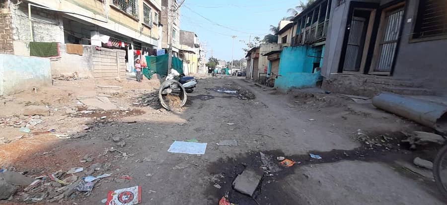 ವಿಜಯಪುರ ನಗರದ ಹದಗೆಟ್ಟಿರುವ ತಾಜ್ಬಾವಡಿ ಬಳಿ ಇರುವ ಖಾಜಾ ನಗರ ಸಂರ್ಪಕಿಸುವ ರಸ್ತೆ