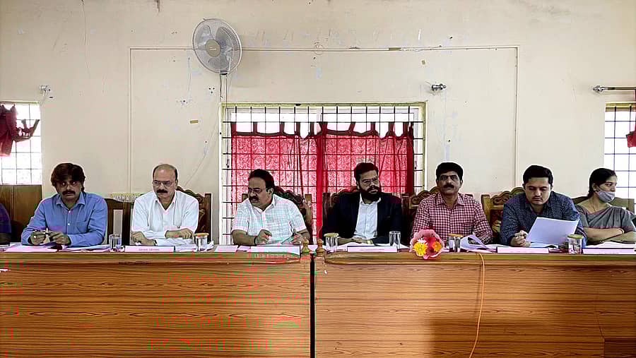 ಸಕಲೇಶಪುರದಲ್ಲಿ ಜಿಲ್ಲಾ ಪಂಚಾಯಿತಿ ಕಾರ್ಯನಿರ್ವಾಹಕ ಅಧಿಕಾರಿ ಕಾಂತರಾಜ್ ಮಂಗಳವಾರ ಅಧಿಕಾರಿಗಳ ಸಭೆ ನಡೆಸಿದರು, ಉಪವಿಭಾಗಾಧಿಕಾರಿ ಪ್ರತೀಕ್ ಬಯಾಲ್, ಜಿಲ್ಲಾ ಪಂಚಾಯಿತಿ ಉಪಕಾರ್ಯದರ್ಶಿ (ಅಭಿವೃದ್ಧಿ) ಡಾ.ಪುನಿತ್, ಉಪಕಾರ್ಯದರ್ಶಿ (ಆಡಳಿತ) ಚಂದ್ರಶೇಖರ್, ಮುಖ್ಯ ಯೋಜನಾಧಿಕಾರಿ ಹೆಚ್.ವಿ. ನಾಗರಾಜ್. ಯೋಜನಾ ನಿರ್ದೇಶಕ ಜಿ.ಪಂ.ವಿಠಲ್ ಕಾವಳೆ ಇದ್ದಾರೆ