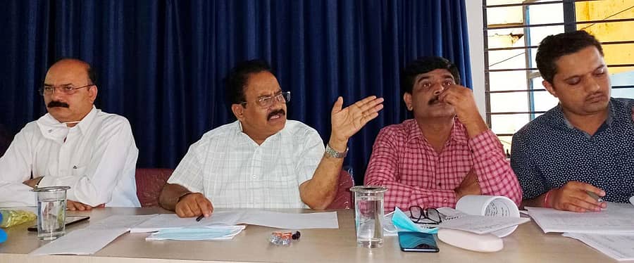 ಆಲೂರು ತಾಲ್ಲೂಕು ಪಂಚಾಯಿತಿ ಸಭಾಂಗಣದಲ್ಲಿ ಜಿಲ್ಲಾ ಪಂಚಾಯಿತಿ ಮುಖ್ಯ ಕಾರ್ಯ ನಿರ್ವಹಣಾಧಿಕಾರಿ ಕಾಂತರಾಜ್ ರವರು ಅಭಿವೃದ್ಧಿ ಪ್ರಗತಿ ಪರಿಶೀಲನೆ ಸಭೆಯಲ್ಲಿ ಆಕ್ರೋಶ ಭರಿತರಾಗಿ ಮಾತನಾಡಿದರು. ಉಪ ಕಾರ್ಯದರ್ಶಿ ನಾಗರಾಜು, ಆಡಳಿತ ಕಾರ್ಯದರ್ಶಿ ಚಂದ್ರಶೇಖರ್, ಅಭಿವೃದ್ಧಿ ಕಾರ್ಯದರ್ಶಿ ಪುನೀತ್ ಹಾಜರಿದ್ದರು