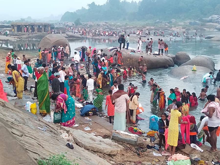 ವಿವಿಧ ಕಡೆಗಳಿಂದ ಹಂಪಿಗೆ ಬಂದಿದ್ದ ಭಕ್ತರು ಬುಧವಾರ ತುಂಗಭದ್ರಾ ನದಿಯಲ್ಲಿ ಪುಣ್ಯಸ್ನಾನ ಮಾಡಿದರು