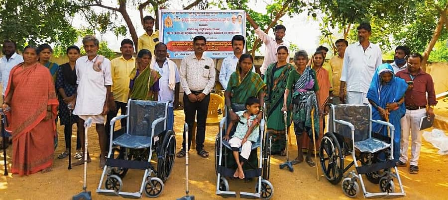 ಶಕ್ತಿನಗರ ಬಳಿಯ ಆತ್ಕೂರು ಗ್ರಾಮದಲ್ಲಿ ಅಂಗವಿಕಲರಿಗೆ ಧರ್ಮಸ್ಥಳ ಗ್ರಾಮಾಭಿವೃದ್ಧಿ ಯೋಜನೆಯ ವತಿಯಿಂದ ವ್ಹೀಲ್ ಚೇರ್, ಸಿಂಗಲ್ ವೇಗ್ ವಾಕಿಂಗ್ ಸ್ಟಿಕ್ ಮತ್ತು ಲೇಗ್ ವಾಕಿಂಗ್ ಸ್ಟಿಕ್ಗಳನ್ನು ವಿತರಿಸಲಾಯಿತು