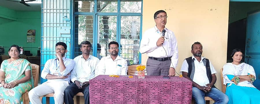 ಕೋಲಾರ ತಾಲ್ಲೂಕಿನ ಅರಾಭಿಕೊತ್ತನೂರು ಸರ್ಕಾರಿ ಪ್ರೌಢ ಶಾಲೆಯಲ್ಲಿ ಗುರುವಾರ ನಡೆದ ಸಮುದಾಯದತ್ತ ಶಾಲಾ ಕಾರ್ಯಕ್ರಮದಲ್ಲಿ ಶಾಲೆಯ ಮುಖ್ಯ ಶಿಕ್ಷಕ ಸಿ.ಎನ್.ಪ್ರದೀಪ್ಕುಮಾರ್ ಮಾತನಾಡಿದರು