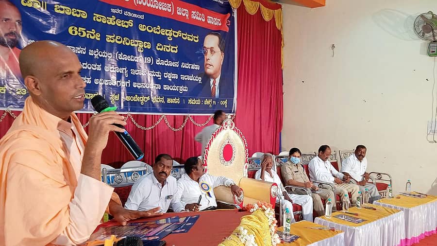 ಹಾಸನದಲ್ಲಿ ಕರ್ನಾಟಕ ದಲಿತ ಸಂಘರ್ಷ ಸಮಿತಿ (ಸಂಯೋಜಿತ) ವತಿಯಿಂದ ಹಮ್ಮಿಕೊಂಡಿದ್ದ ಕೊರೊನಾ ವಾರಿಯರ್ಸ್ ಗಳಿಗೆ ಅಭಿನಂದನಾ ಕಾರ್ಯಕ್ರಮದಲ್ಲಿ ಜ್ಞಾನ ಪ್ರಕಾಶ ಸ್ವಾಮೀಜಿ ಮಾತನಾಡಿದರು. ವೆಂಕಟೇಶ, ನಂದಿನಿ, ಅಶ್ವಥ್ ನಾರಾಯಣ್ ಅಂತ್ಯಜ, ಟಿ.ಡಿ. ಜಗದೀಶ್ ಚೌ ಡಳ್ಳಿ, ನಾರಾಯಣದಾಸ್ ಇದ್ದಾರೆ.