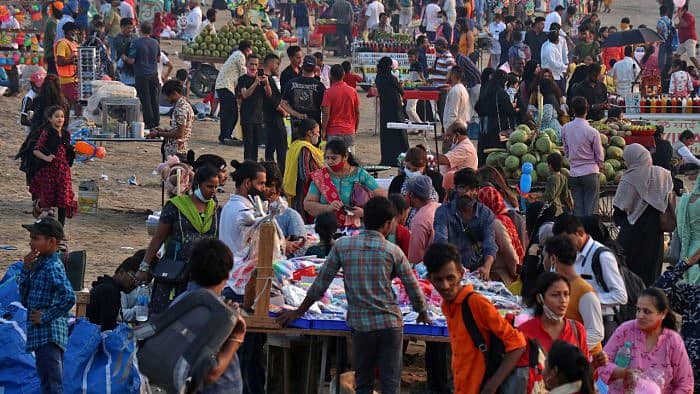 ಕೋವಿಡ್ ಪ್ರಕರಣಗಳು ಏರಿಕೆಯಾಗುತ್ತಿರುವ ನಡುವೆಯೂ ಮುಂಬೈಯ ಜುಹೂ ಬೀಚ್ನಲ್ಲಿ ಜನರು ಗುಂಪುಗೂಡಿರುವುದು – ರಾಯಿಟರ್ಸ್ ಚಿತ್ರ