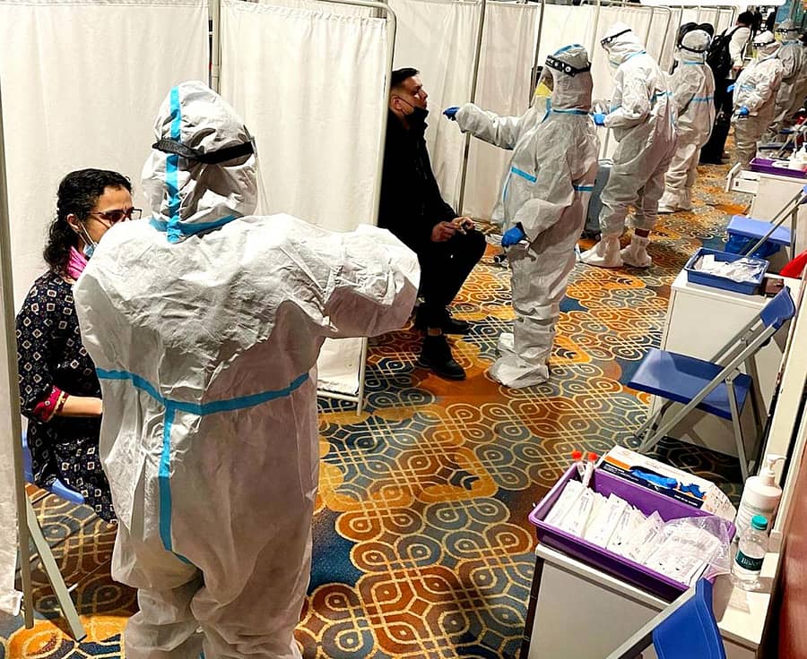 ದೇವನಹಳ್ಳಿಯ ಕೆಂಪೇಗೌಡ ಅಂತರರಾಷ್ಟ್ರೀಯ ವಿಮಾನ ನಿಲ್ದಾಣದಲ್ಲಿ ಹೈರಿಸ್ಕ್ ದೇಶಗಳಿಂದ ಬಂದಿರುವ ಪ್ರಯಾಣಿಕರಿಗೆ ಆರ್‌ಟಿ ಪಿಸಿಆರ್ ತಪಾಸಣೆ ಮಾಡುತ್ತಿರುವುದು