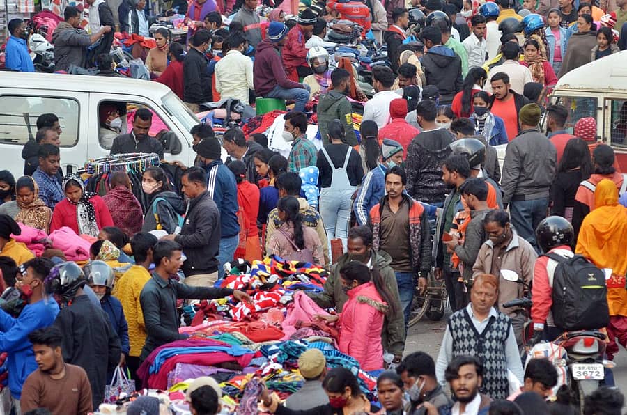 ಕ್ರಿಸ್ಮಸ್ ಹಬ್ಬದ ಹಿನ್ನೆಲೆ ರಾಂಚಿಯ ಮಾರುಕಟ್ಟೆಯಲ್ಲಿ ಕಂಡ ಖರೀದಿ ದೃಶ್ಯ (ಚಿತ್ರ: ಪಿಟಿಐ)
