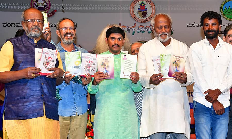 ಕಾರ್ಯಕ್ರಮದಲ್ಲಿ ‘ವೇದಾಂತದೊಳಗಿನ ಸಿದ್ಧಾಂತ’ ಹಾಗೂ ‘ಸ್ನೇಹಲತೆ’ ಪುಸ್ತಕಗಳನ್ನು ಕುಂ.ವೀರಭದ್ರಪ್ಪ (ಎಡದಿಂದ ನಾಲ್ಕನೆಯವರು) ಬಿಡುಗಡೆ ಮಾಡಿದರು. (ಎಡದಿಂದ) ರಂಗಕರ್ಮಿ ಶ್ರೀನಿವಾಸ ಜಿ. ಕಪ್ಪಣ್ಣ, ಸಿನಿಮಾ ನಿರ್ದೇಶಕ ಬಿ.ಸುರೇಶ್, ಲೇಖಕರಾದ ವಿಶ್ವೇಶ್ವರಯ್ಯ ಎಂ.ಜಿ. ಗುಣಿ ಹಾಗೂ ಅಮರನಾಥ ಇದ್ದಾರೆ –ಪ್ರಜಾವಾಣಿ ಚಿತ್ರ