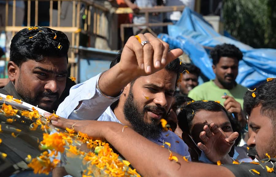 ‘ರೈಡರ್’ ಸಿನಿಮಾ ಬಿಡುಗಡೆ ಹಿನ್ನೆಲೆಯಲ್ಲಿ ಕೋಲಾರದ ನಾರಾಯಣಿ ಚಿತ್ರಮಂದಿರಕ್ಕೆ ಶನಿವಾರ ಭೇಟಿ ನೀಡಿದ ಚಿತ್ರದ ನಟ ಹಾಗೂ ಜೆಡಿಎಸ್ ರಾಜ್ಯ ಘಟಕದ ಅಧ್ಯಕ್ಷ ನಿಖಿಲ್‌ ಕುಮಾರಸ್ವಾಮಿ ಅಭಿಮಾನಿಗಳತ್ತ ಕೈ ಬೀಸಿದರು