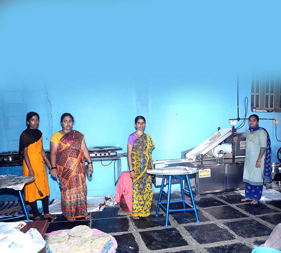 ದಾವಣಗೆರೆ ತಾಲ್ಲೂಕಿನ ತೋಳಹುಣಸೆ ಗ್ರಾಮದಲ್ಲಿ ಮನೆಯೊಂದನ್ನು ಬಾಡಿಗೆಗೆ ಪಡೆದು ರೊಟ್ಟಿ ಉದ್ಯಮ ನಡೆಸುತ್ತಿರುವ ಕುಸುಮಾ ವೈ.ಕೆ. (ಎಡದಿಂದ ಕೊನೆಯಲ್ಲಿ ನಿಂತಿರುವವರು)