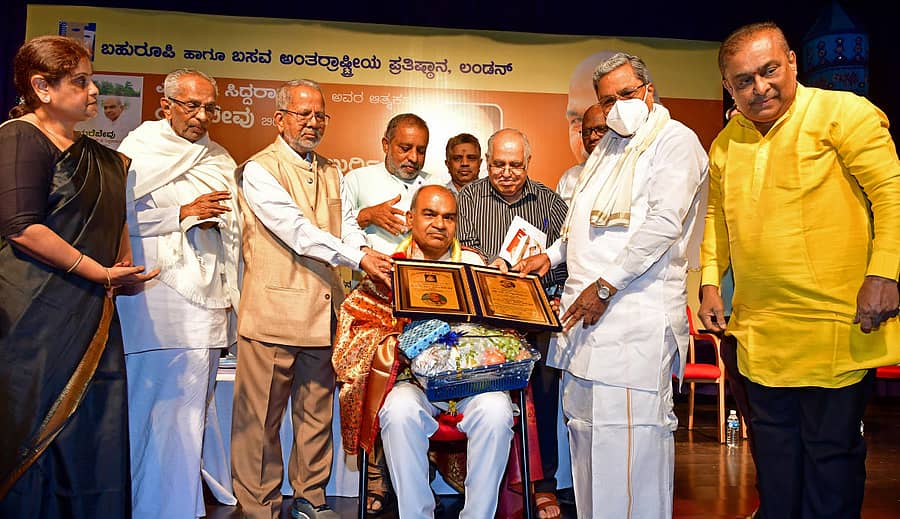 ಪ್ರೊ.ಎಸ್.ಜಿ. ಸಿದ್ಧರಾಮಯ್ಯ ಅವರಿಗೆ ‘ಡಾ.ಎಂ.ಎಂ. ಕಲಬುರ್ಗಿ ಪ್ರಗತಿಪರ ಚಿಂತಕ ಪ್ರಶಸ್ತಿ’ಯನ್ನು ಸಿದ್ದರಾಮಯ್ಯ ಪ್ರದಾನ ಮಾಡಿದರು. ವಿಮರ್ಶಕಿ ಎಂ.ಎಸ್.ಆಶಾದೇವಿ, ಜಾನಪದ ವಿದ್ವಾಂಸ ಗೊ.ರು. ಚನ್ನಬಸಪ್ಪ, ಕೆ. ಮರುಳಸಿದ್ದಪ್ಪ, ಬಸವ ಅಂತರರಾಷ್ಟ್ರೀಯ ಪ್ರತಿಷ್ಠಾನದ ಪ್ರಧಾನ ಕಾರ್ಯದರ್ಶಿ ಕೆ.ವಿ. ನಾಗರಾಜಮೂರ್ತಿ, ಅಧ್ಯಕ್ಷ ಎಸ್. ಮಹಾದೇವಯ್ಯ ಹಾಗೂ ಹಂಸಲೇಖ ಇದ್ದಾರೆ –ಪ್ರಜಾವಾಣಿ ಚಿತ್ರ