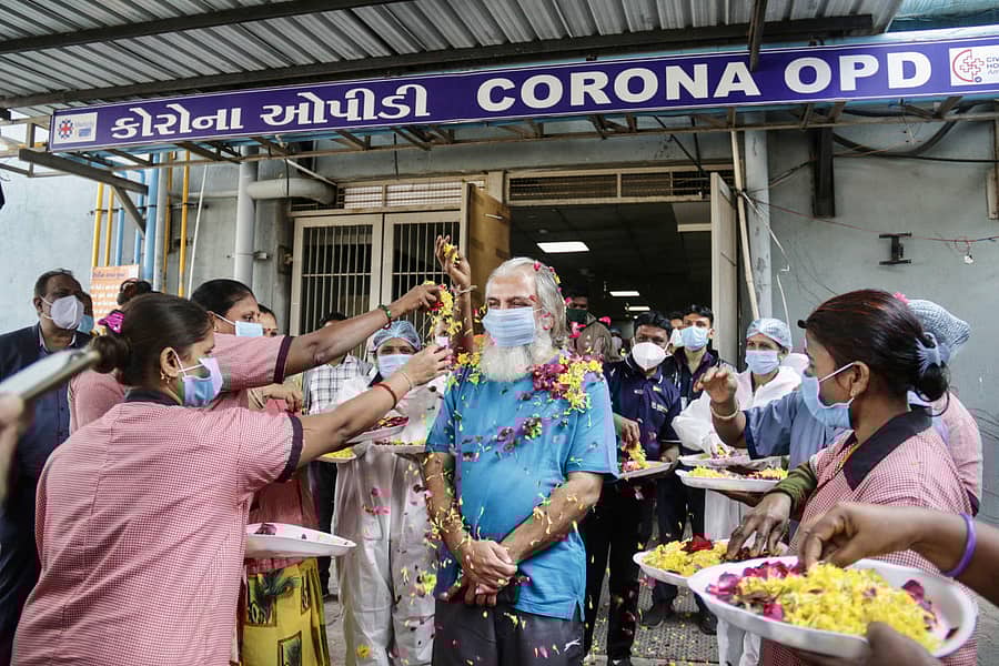 ಓಮೈಕ್ರಾನ್‌ನಿಂದ ಗುಣಮಖರಾದ ವ್ಯಕ್ತಿಯೊಬ್ಬರನ್ನು ಅಹಮದಾಬಾದ್‌ನಲ್ಲಿ ಆಸ್ಪತ್ರೆ ಸಿಬ್ಬಂದಿ ಬೀಳ್ಕೊಟ್ಟರು–ಪಿಟಿಐ ಚಿತ್ರ