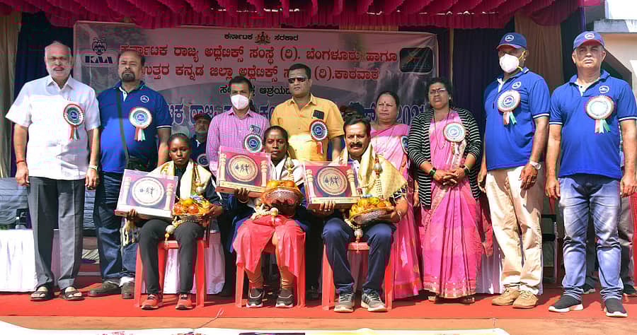 ಯಲ್ಲಾಪುರದಲ್ಲಿ ಸೋಮವಾರ ನಡೆದ ರಾಜ್ಯಮಟ್ಟದ 56ನೇ ಕ್ರಾಸ್‌ ಕಂಟ್ರಿ ಚಾಂಪಿಯನ್‌ಷಿಪ್‌ ಕಾರ್ಯಕ್ರಮದಲ್ಲಿ  ರಾಷ್ಟ್ರೀಯ ಮಟ್ಟದ ಅಥ್ಲೀಟ್‌ ಹಳಿಯಾಳದ ಜೋಸ್ನಾ ಮಂಗಳವಾಡಕರ್, ಅಂತರರಾಷ್ಟ್ರೀಯ ಅಥ್ಲೀಟ್‌ ಕಮಲಾ ಸಿದ್ದಿ, ಜಿಲ್ಲಾ ಅಥ್ಲೆಟಿಕ್ಸ್ ತರಬೇತುದಾರ ಪ್ರಕಾಶ ರೇವಣಕರ್ ಅವರನ್ನು ಜಿಲ್ಲಾ ಉಸ್ತುವಾರಿ ಸಚಿವ ಶಿವರಾಮ ಹೆಬ್ಬಾರ ಸನ್ಮಾನಿಸಿದರು