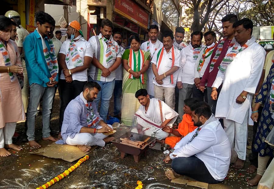 ಕಾಂಗ್ರೆಸ್ ಕಾರ್ಯಕರ್ತರು ಸೋಮವಾರ ಕೊಪ್ಪಿಕರ ರಸ್ತೆಯಲ್ಲಿ ಗಣಹೋಮ ನಡೆಸಿ ವಿಭಿನ್ನವಾಗಿ ಪ್ರತಿಭಟಿಸಿದರು.