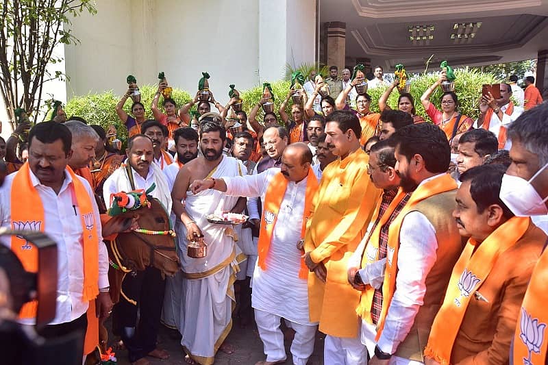 ಸಭೆಗೂ ಮೊದಲು ಗೋ ಪೂಜೆ ನೆರವೇರಿಸಿದ ಮುಖ್ಯಮಂತ್ರಿ