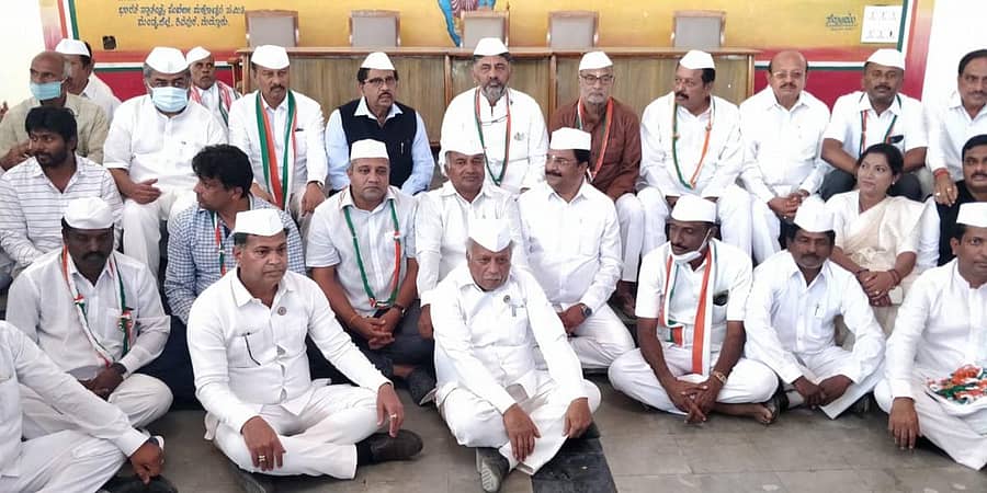 ಶಿವಪುರ ಧ್ವಜ ಸತ್ಯಾಗ್ರಹ ಸೌಧದಲ್ಲಿ ಕಾಂಗ್ರೆಸ್ ಮುಖಂಡರು