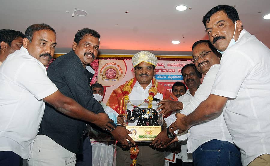 ಸೆಸ್ಕ್ ವ್ಯವಸ್ಥಾಪಕ ನಿರ್ದೇಶಕ ಜಯವಿಭವಸ್ವಾಮಿ ಅವರನ್ನು ಮಂಗಳವಾರ ಅನುಮತಿ ಪಡೆದ ವಿದ್ಯುತ್ ಗುತ್ತಿಗೆದಾರರ ಸಂಘದ ವತಿಯಿಂದ ಸನ್ಮಾನಿಸಲಾಯಿತು