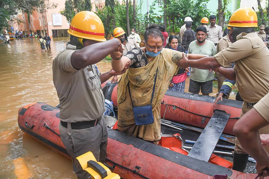 ನವೆಂಬರ್ 22ರಂದು ಪ್ರವಾಹ ಉಂಟಾದ ಸಂದರ್ಭದಲ್ಲಿ ಯಲಹಂಕದ ಕೇಂದ್ರೀಯ ವಿಹಾರ್ ಅಪಾರ್ಟ್ಮೆಂಟ್ ಸಮುಚ್ಚಯದಲ್ಲಿ ಸಿಲುಕಿದ್ದವರನ್ನು ರಕ್ಷಣೆ ಮಾಡಲಾಯಿತು