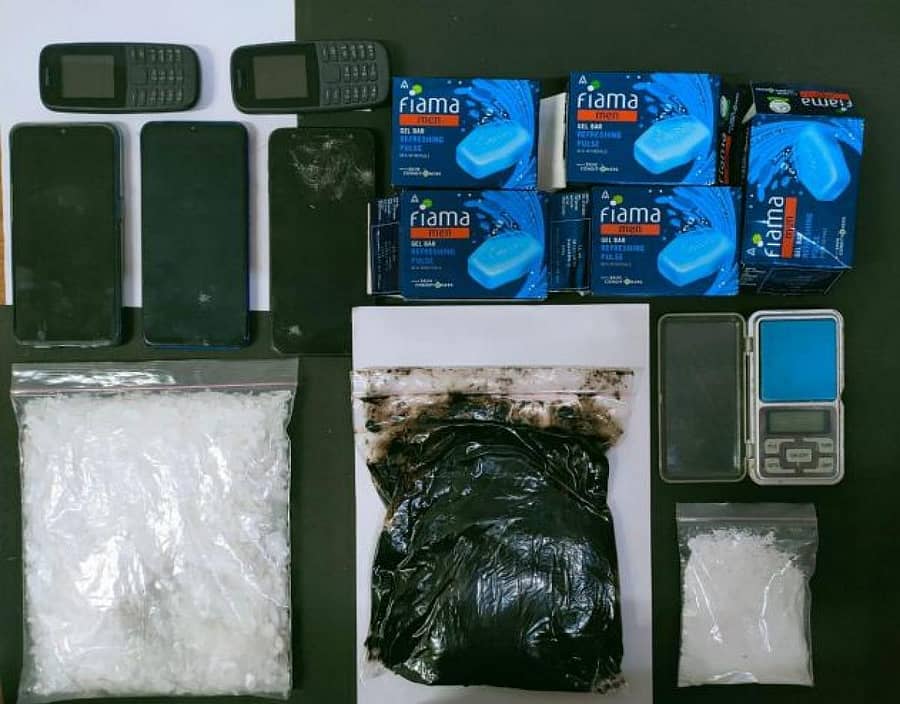 ಪೊಲೀಸರು ಜಪ್ತಿ ಮಾಡಿರುವ ಡ್ರಗ್ಸ್‌ ಹಾಗೂ ಮೊಬೈಲ್‌ಗಳು