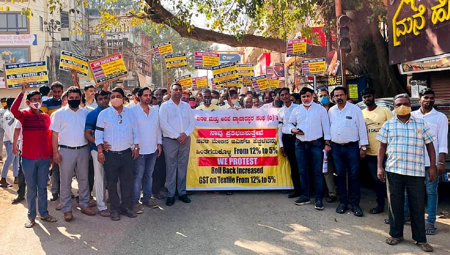 ಜವಳಿ ಹಾಗೂ ಸಿದ್ಧ ಉಡುಪುಗಳ ಮೇಲಿನ ಶೇ 12ರಷ್ಟು ಜಿಎಸ್‌ಟಿ ಏರಿಕೆ ನಿರ್ಧಾರವನ್ನು ಕೇಂದ್ರ ಸರ್ಕಾರ ಹಿಂಪಡೆಯಬೇಕು ಎಂದು ಆಗ್ರಹಿಸಿ, ಜವಳಿ ಮತ್ತು ಅರಿವೆ ವ್ಯಾಪಾರಸ್ಥರ ಸಂಘದವರು ಹುಬ್ಬಳ್ಳಿಯಲ್ಲಿ ಬುಧವಾರ ಪ್ರತಿಭಟನೆ ನಡೆಸಿದರು
