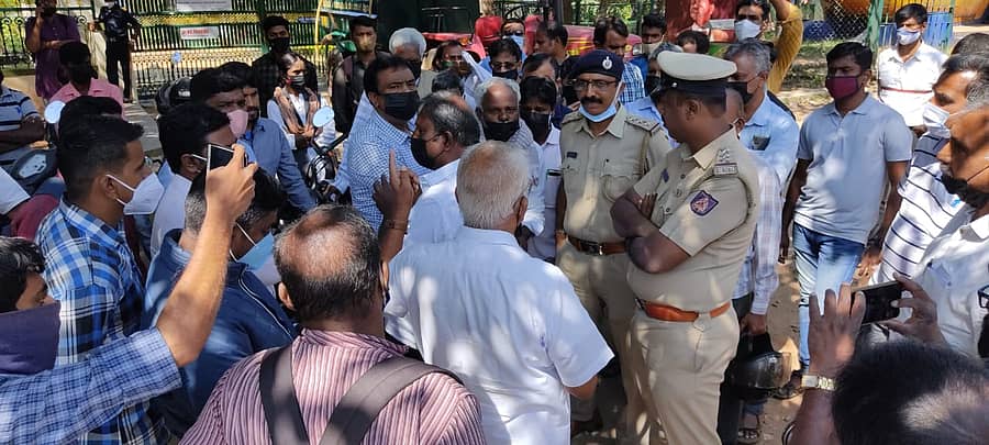 ಅಡ್ಡಂಡ ಸಿ ಕಾರ್ಯಪ್ಪ ವಜಾಕ್ಕೆ ಆಗ್ರಹಿಸಿ ರಂಗಾಯಣದ ಬಳಿ ಮತ್ತೆ ಪ್ರತಿಭಟನೆ