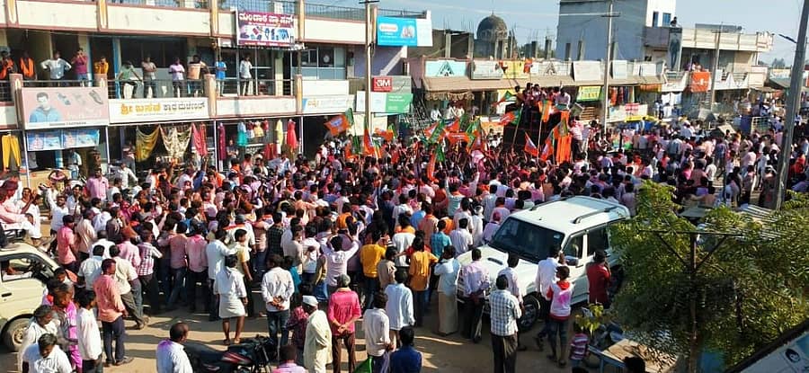 ಯಾದಗಿರಿ ಜಿಲ್ಲೆಯ ಕೆಂಭಾವಿ ಪುರಸಭೆಯಲ್ಲಿ ಬಿಜೆಪಿಯ ಕಾರ್ಯಕರ್ತರು ಡಿಜೆ ಹಚ್ಚಿ ವಿಜಯೋತ್ಸವ ಆಚರಿಸಿದರು