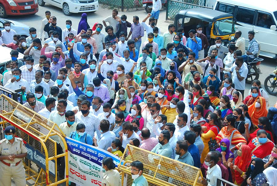 ಸೇವಾ ಭದ್ರತೆ ಜತೆಗೆ ಯುಜಿಸಿ ನಿಯಮಾವಳಿ ಅನ್ವಯ ಗೌರವಧನ ನೀಡಬೇಕು ಎಂದು ಸರ್ಕಾರಿ ಪದವಿ ಕಾಲೇಜುಗಳ ಅತಿಥಿ ಉಪನ್ಯಾಸಕರು ಚಿತ್ರದುರ್ಗದಲ್ಲಿ ಗುರುವಾರ ಪ್ರತಿಭಟನೆ ನಡೆಸಿದರು
