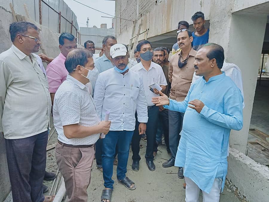 ಸ್ಮಾರ್ಟ್ ಸಿಟಿ ಯೋಜನೆಯಡಿ ಹುಬ್ಬಳ್ಳಿಯ ಗಣೇಶಪೇಟೆಯಲ್ಲಿ ನಿರ್ಮಿಸುತ್ತಿರುವ ಮೀನು ಮಾರುಕಟ್ಟೆಯ ಕಾಮಗಾರಿಯನ್ನು ಪರಿಶೀಲಿಸಿದ ಶಾಸಕ ಪ್ರಸಾದ ಅಬ್ಬಯ್ಯ, ಸ್ಮಾರ್ಟ್ ಸಿಟಿ ವ್ಯವಸ್ಥಾಪಕ ನಿರ್ದೇಶಕ ಶಕೀಲ್ ಅಹ್ಮದ್ ಅವರೊಂದಿಗೆ ಚರ್ಚಿಸಿದರು