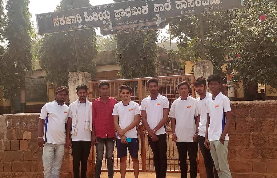 ಬಸವಕಲ್ಯಾಣದ ದಾಸರವಾಡಿ ಸರ್ಕಾರಿ ಪ್ರಾಥಮಿಕ ಶಾಲೆಗೆ ಶಂಭು ಖೇಳಗೆಕರ್ ಹಾಗೂ ತಂಡದವರು ಸುಣ್ಣ ಹಚ್ಚುತ್ತಿರುವುದು