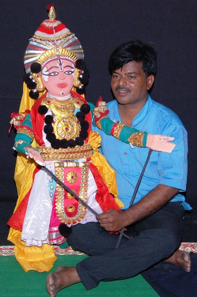 ಗೊಂಬೆಯಾಟ ಪ್ರದರ್ಶನದಲ್ಲಿ ತಲ್ಲೀನರಾದ ವಿಜಯಪುರದ ಶಿಕ್ಷಕ ಸಿದ್ದು ಬಿರಾದಾರ